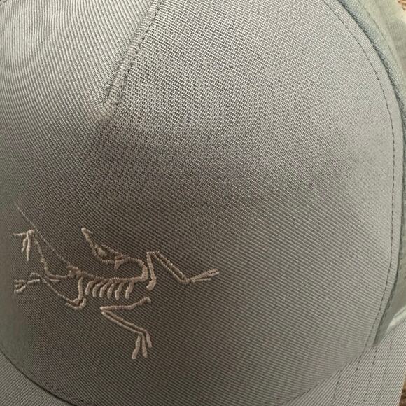 Arcteryx Gray Blue Short Brim Bill Trucker Snapback Hat Cap - Picture 9 of 9